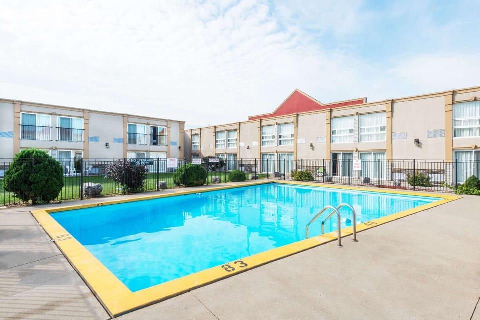Super 8 By Wyndham Cambridge/Kitchener/Waterloo Area Hotel in Cambridge