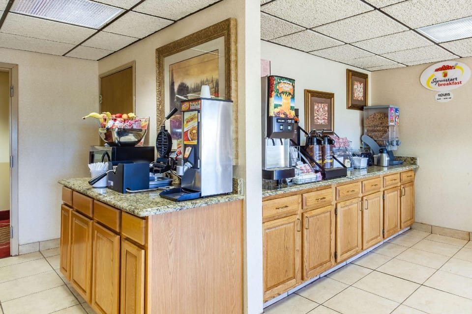 Super 8 By Wyndham Morristown/South Hotel in Morristown
