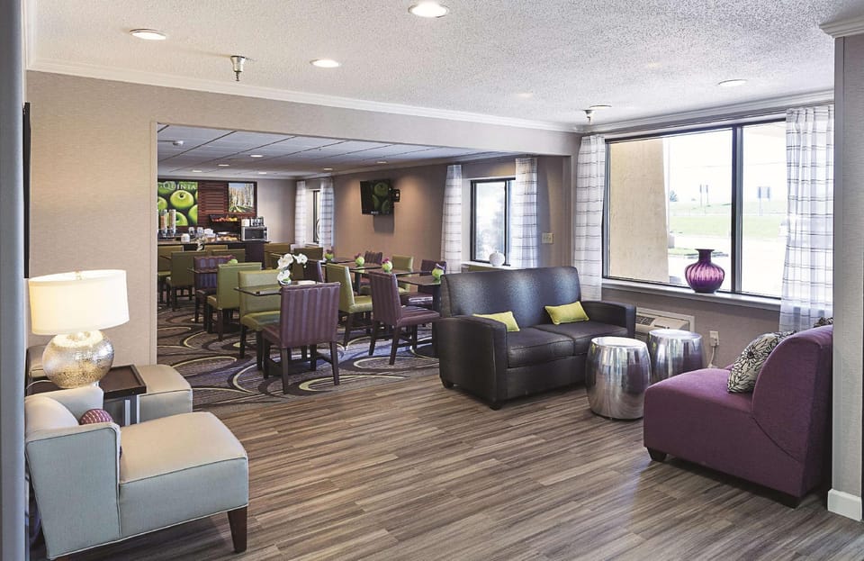 La Quinta Inn & Suites by Wyndham Baton Rouge Siegen Lane Hotel in Baton Rouge