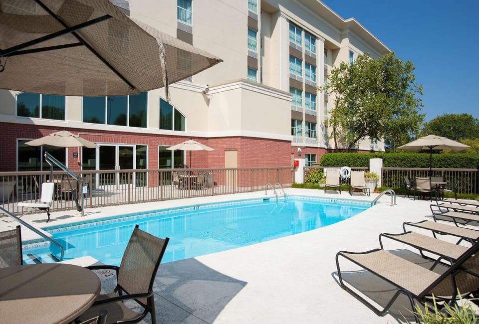 Swimming pool [outdoor]
