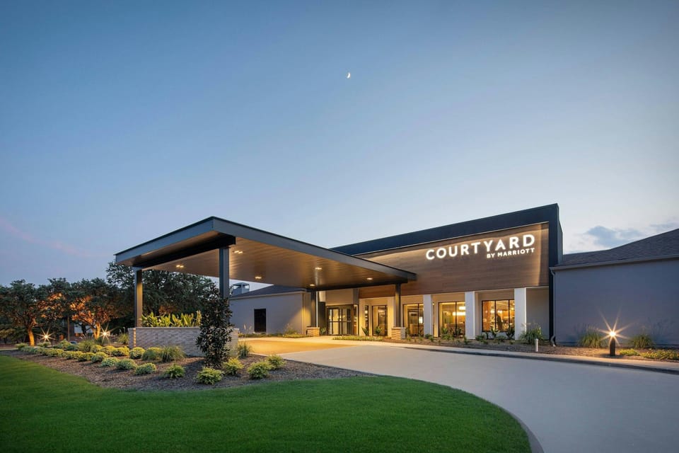 Courtyard by Marriott Dallas Addison/Midway Hotel in Addison