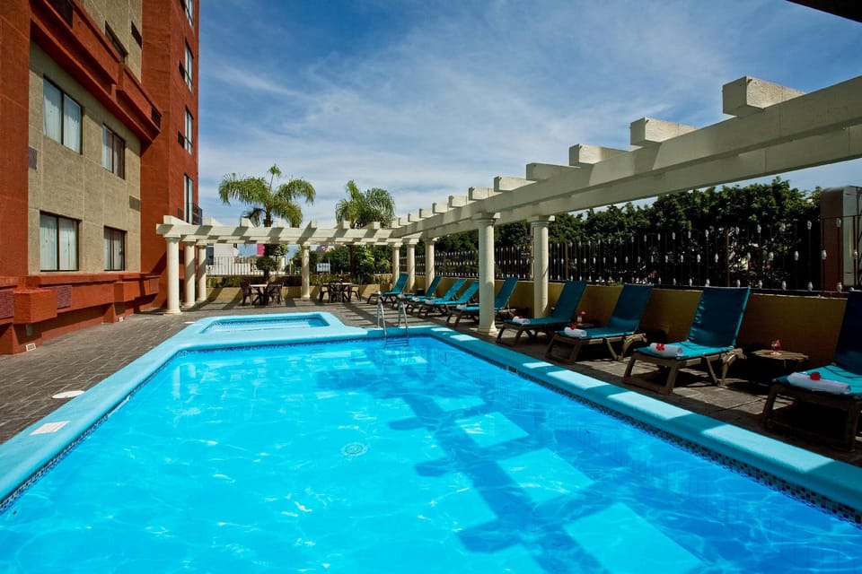 Swimming pool [outdoor]