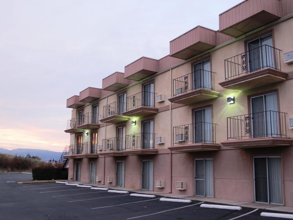 Days Inn by Wyndham Medford Hotel in Medford