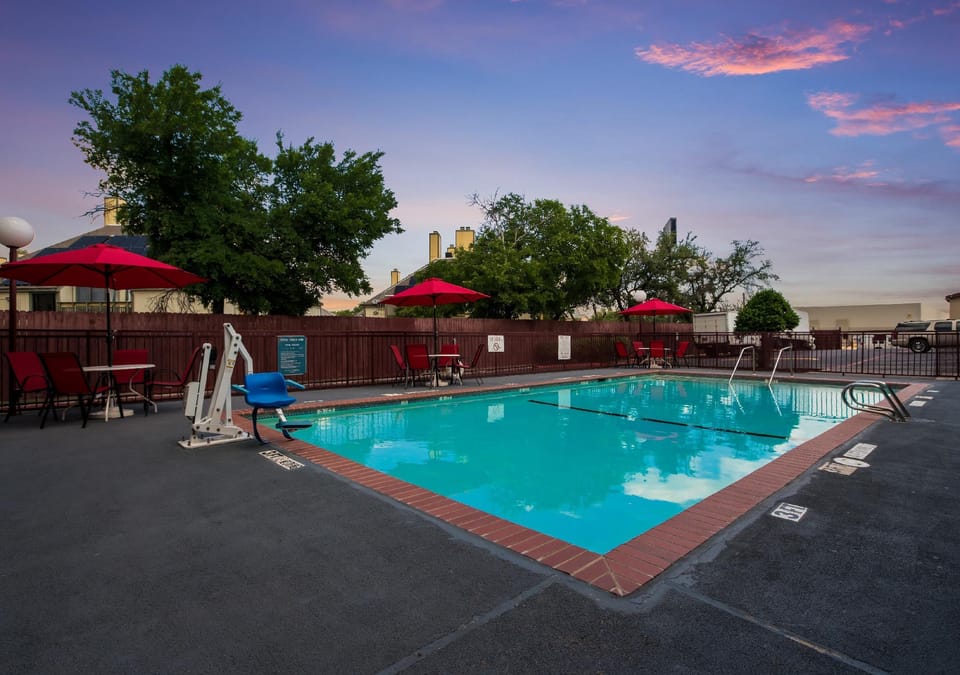 Swimming pool [outdoor]
