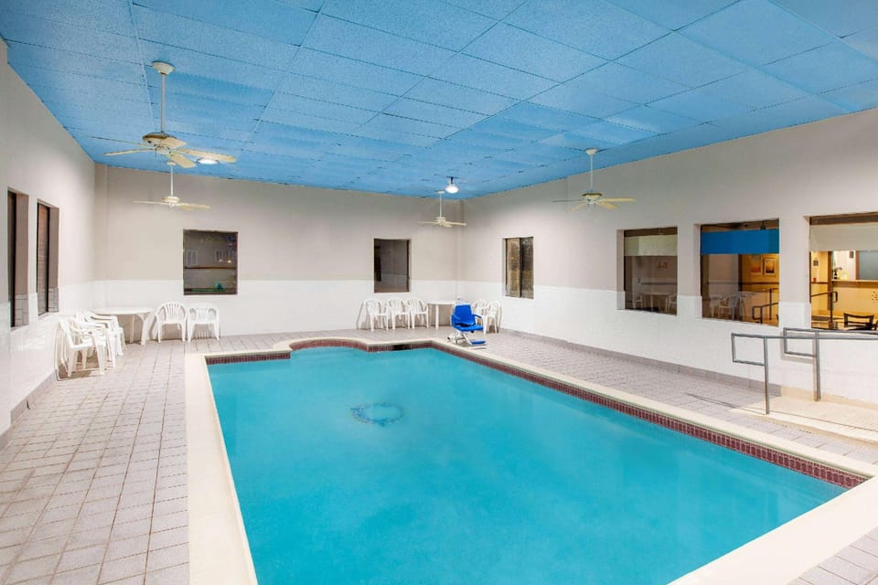 Days Inn & Suites by Wyndham Webster NASA-ClearLake-Houston Hotel in Webster