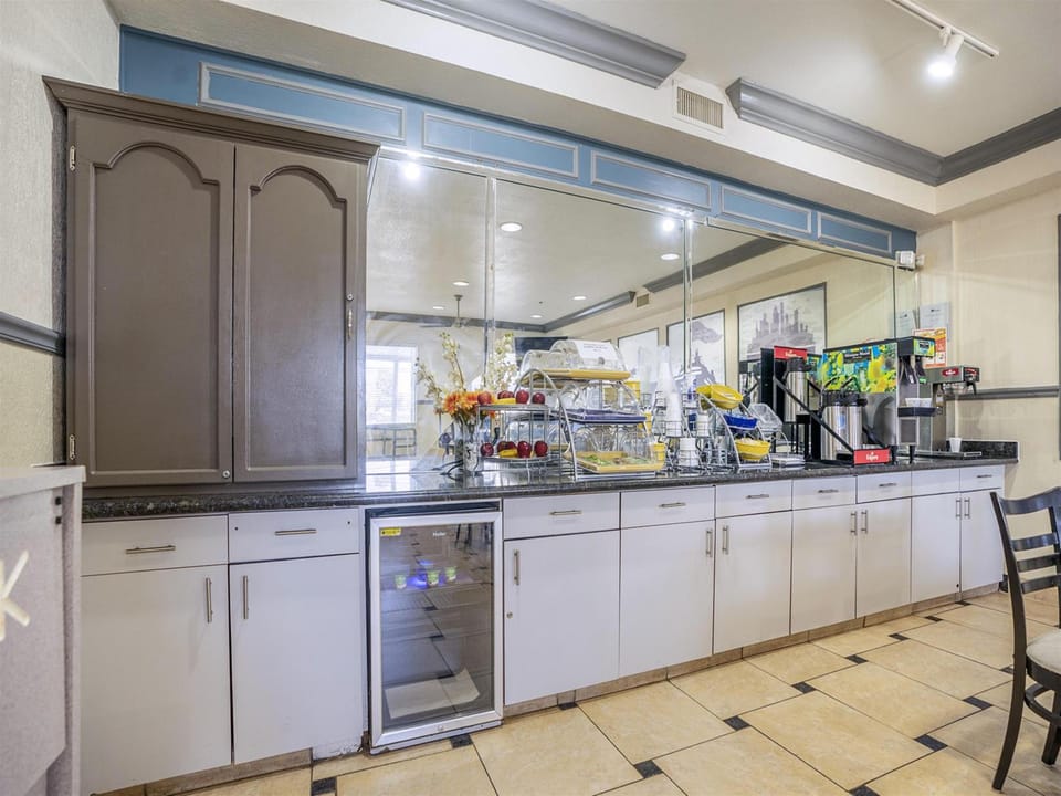 Days Inn & Suites by Wyndham Webster NASA-ClearLake-Houston Hotel in Webster