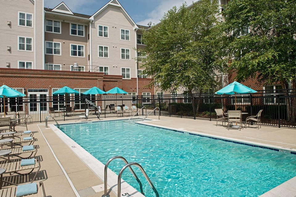 Swimming pool [outdoor]