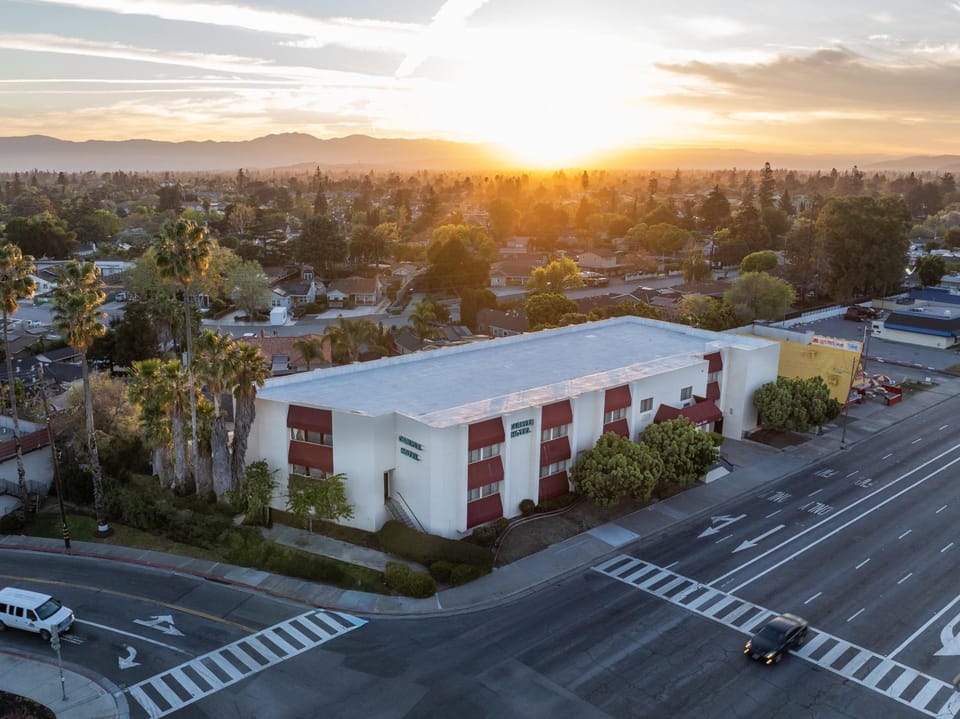 Carlyle Hotel Hotel in Campbell