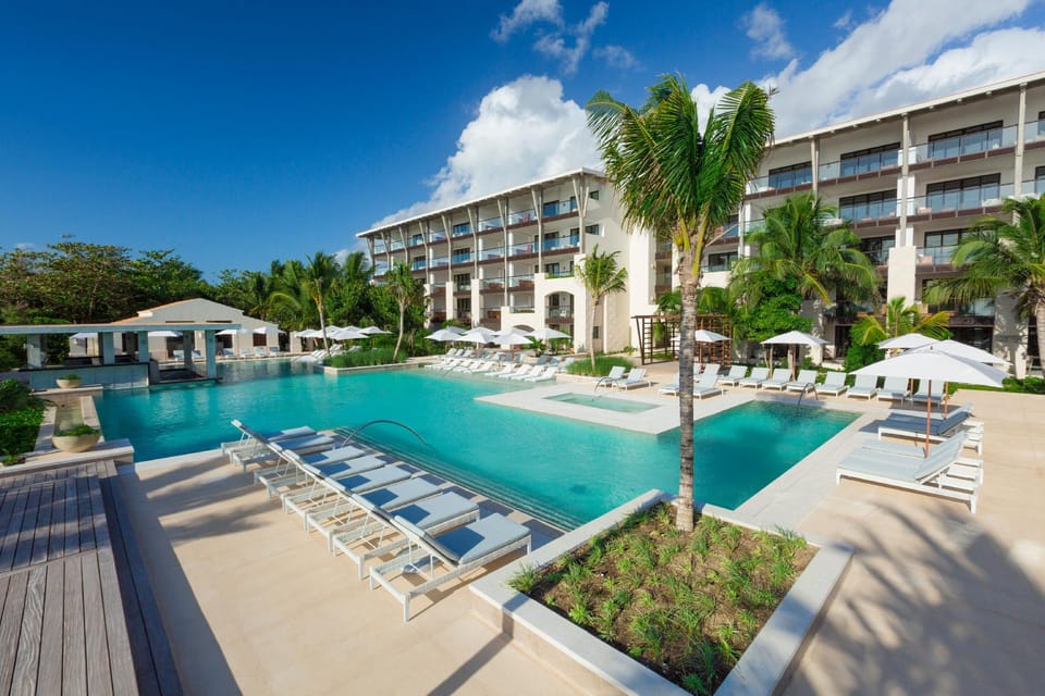 Swimming pool [outdoor]