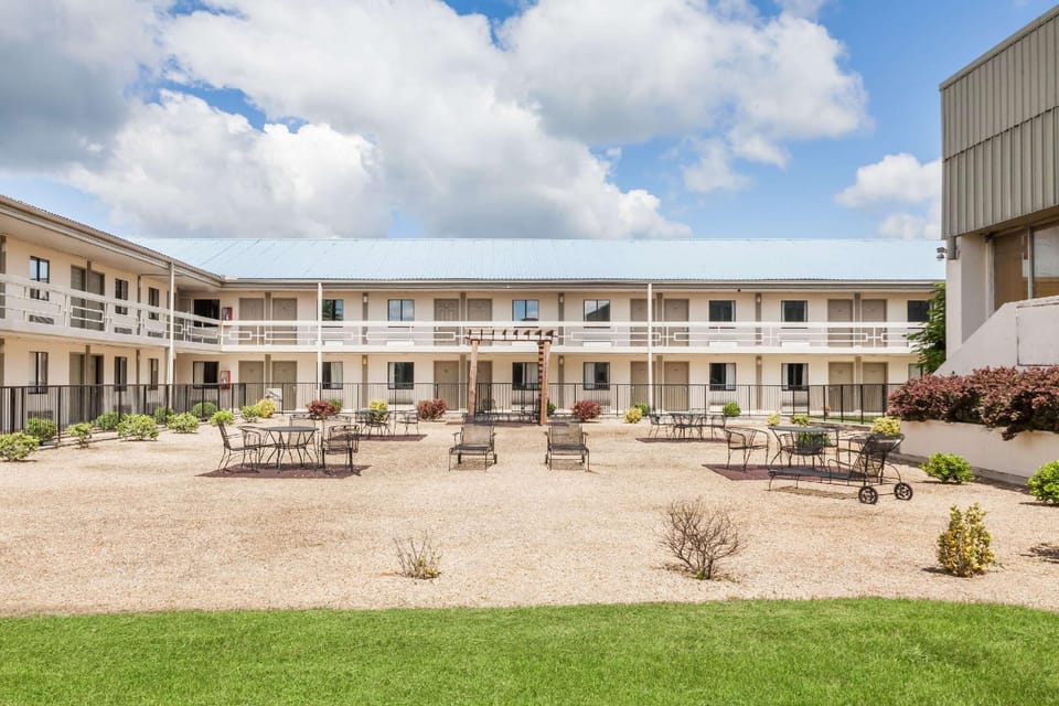 Super 8 By Wyndham Monteagle Tn Hotel in Monteagle