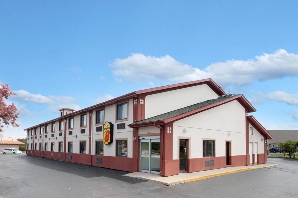 Super 8 By Wyndham Crystal Lake Hotel in Crystal Lake