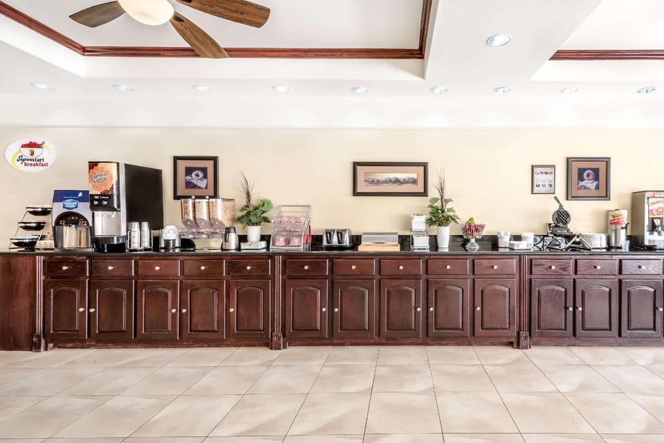 Super 8 By Wyndham Hidalgo/Mcallen Area Hotel in McAllen