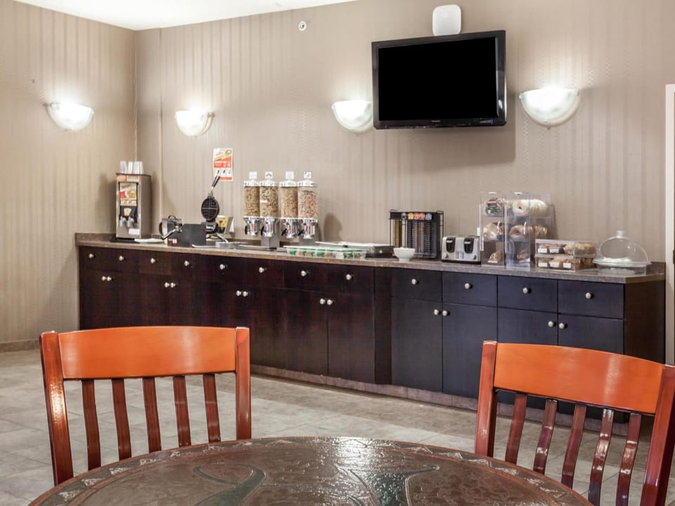 Super 8 By Wyndham Edson Hotel in Edson