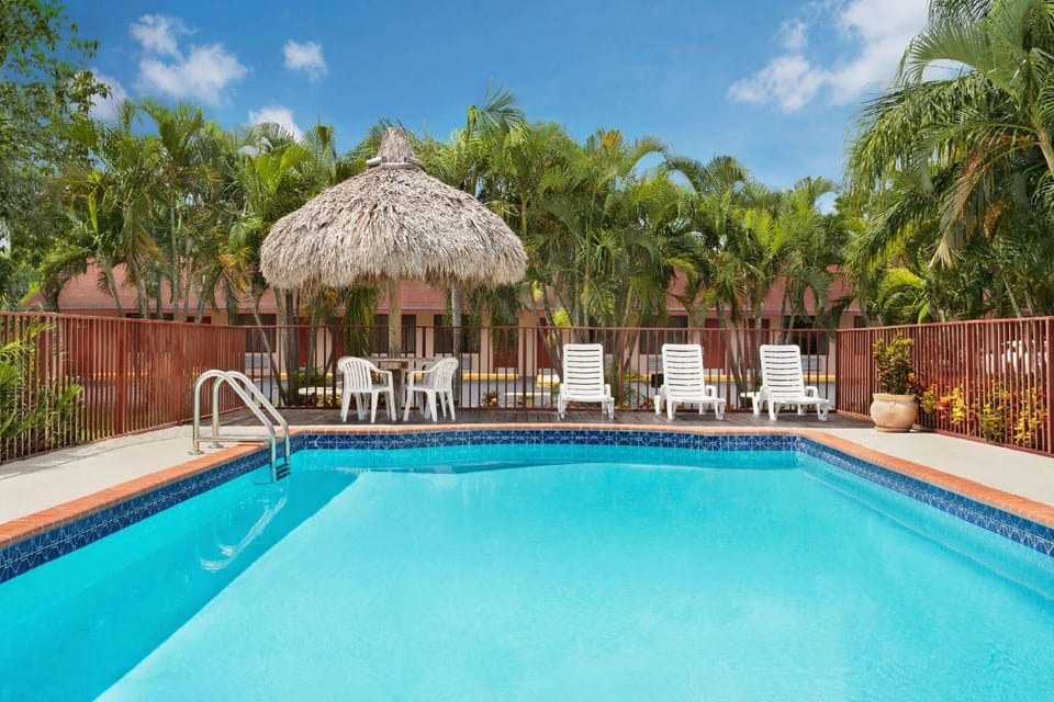 Swimming pool [outdoor]