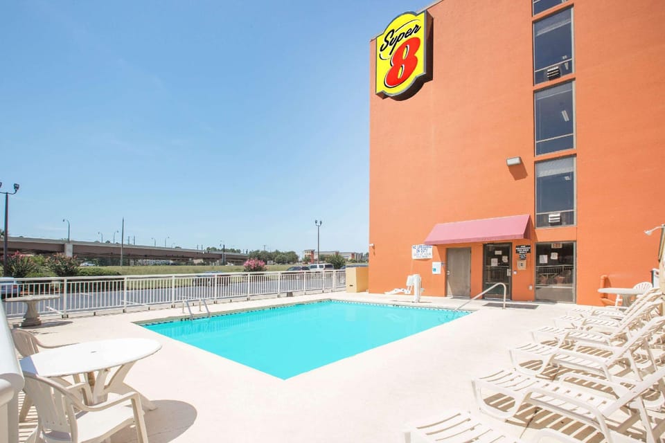 Swimming pool [outdoor]