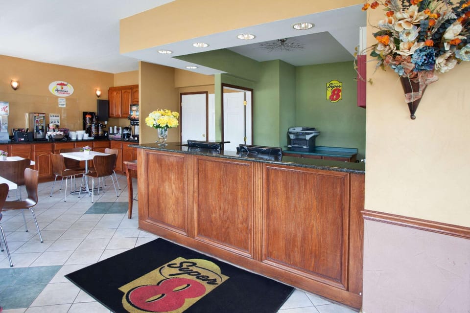 Super 8 By Wyndham Chicago - Rosemont - O'Hare Hotel in River Grove
