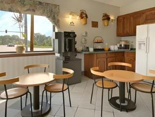 Super 8 By Wyndham Chicago - Rosemont - O'Hare Hotel in River Grove