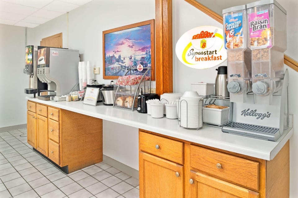Super 8 by Wyndham Walnut Hotel in Iowa