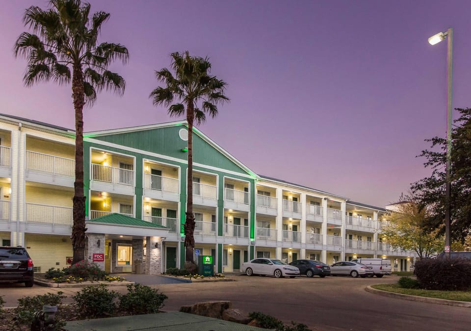 HomeTowne Studios Houston - Northwest Hotel in Harris County