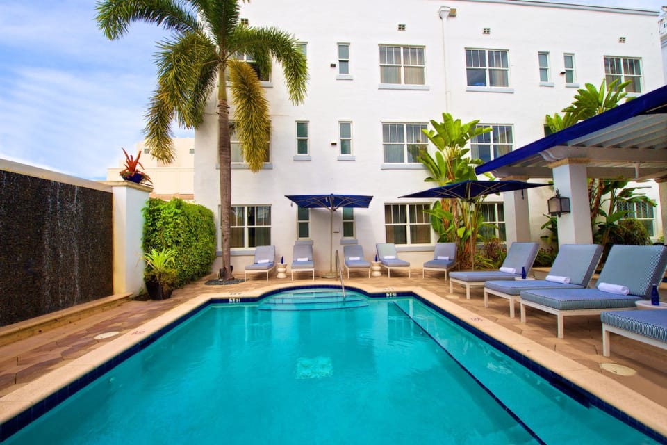 Swimming pool [outdoor]