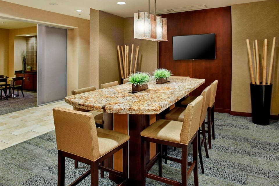 Courtyard by Marriott Hamilton Hotel in Hamilton