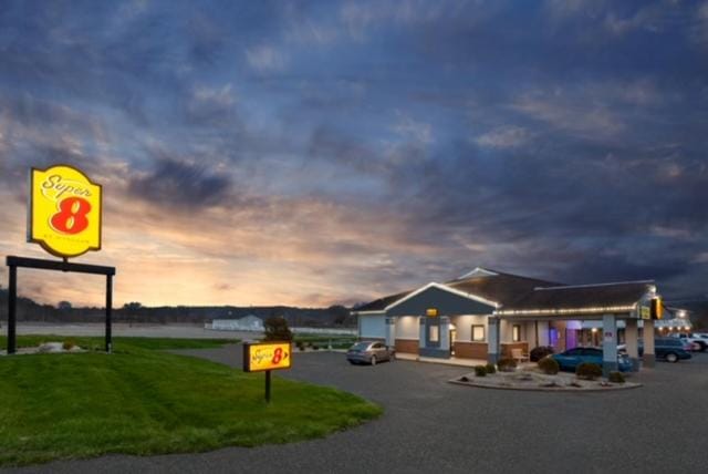 Super 8 By Wyndham Newcomerstown Hotel in Ohio