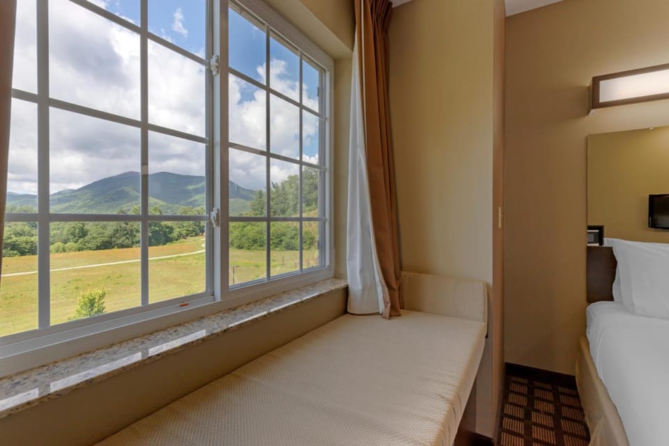 Microtel Inn & Suites by Wyndham Sylva Dillsboro Area Hotel in Dillsboro