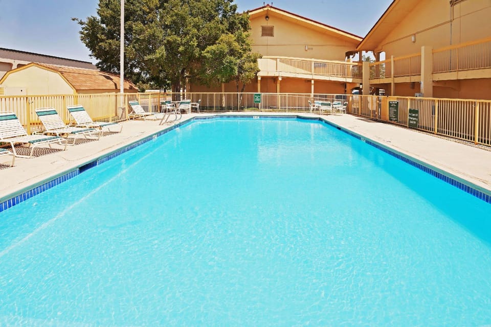 Swimming pool [outdoor]