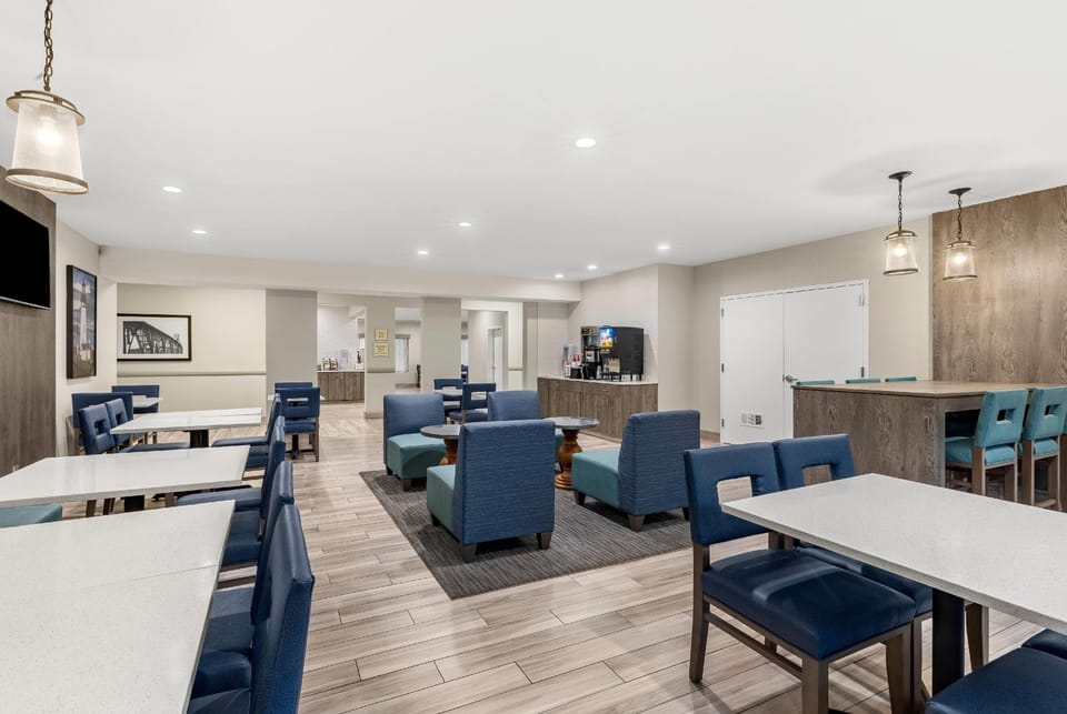 La Quinta Inn & Suites by Wyndham Newport Hotel in South Beach