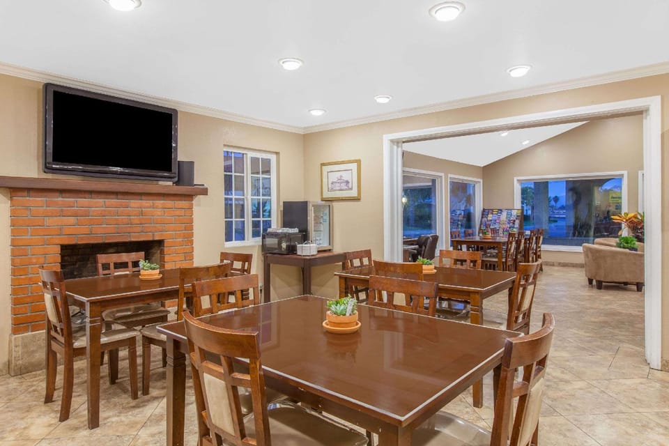 Days Inn by Wyndham Camarillo - Ventura Hotel in Camarillo
