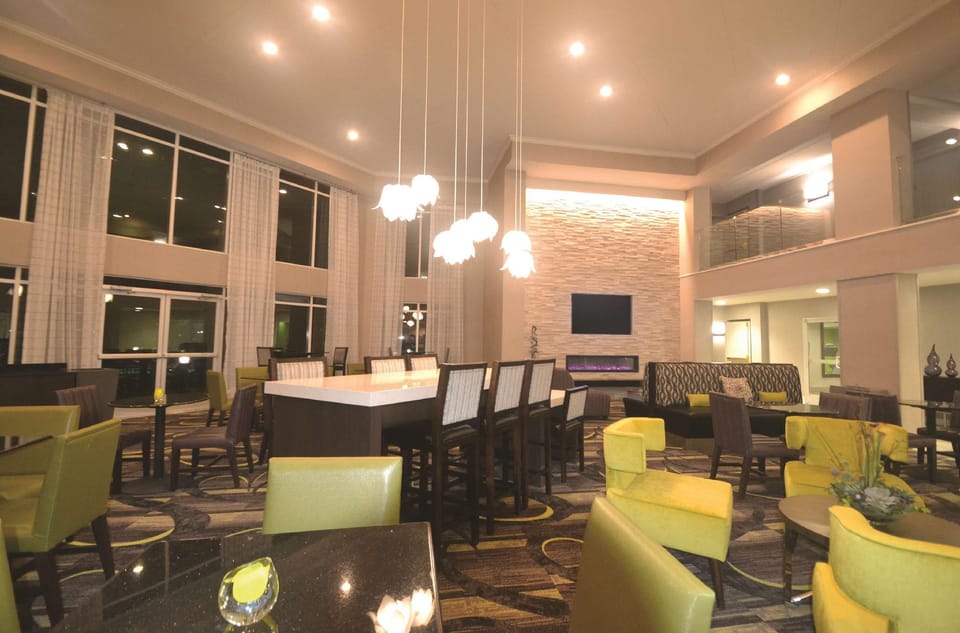 La Quinta Inn & Suites by Wyndham Austin Airport Hotel in Montopolis