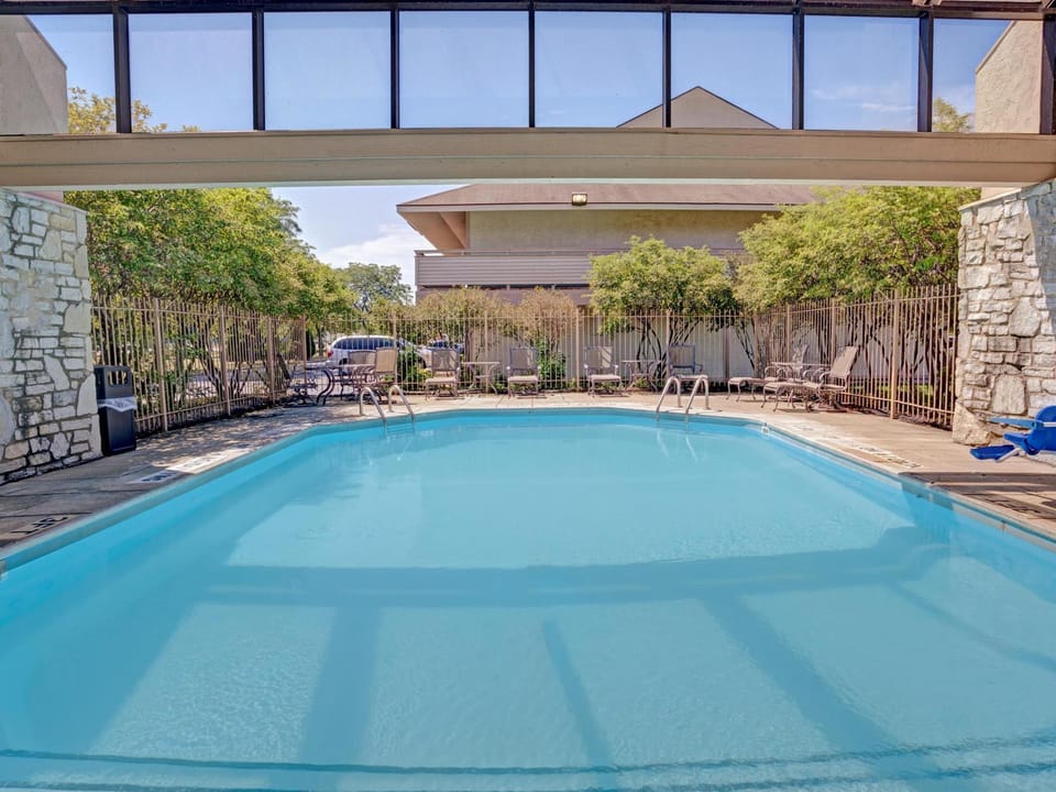 Americas Best Value Inn & Suites Monroe Hotel in Jerusalem Township