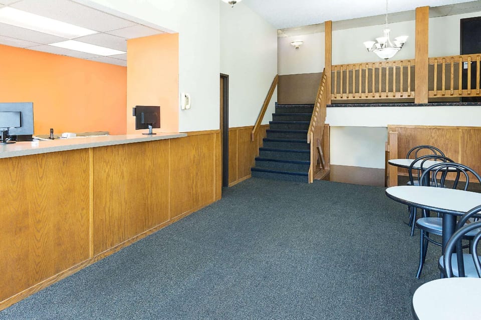 Super 8 By Wyndham Clinton Hotel in Iowa