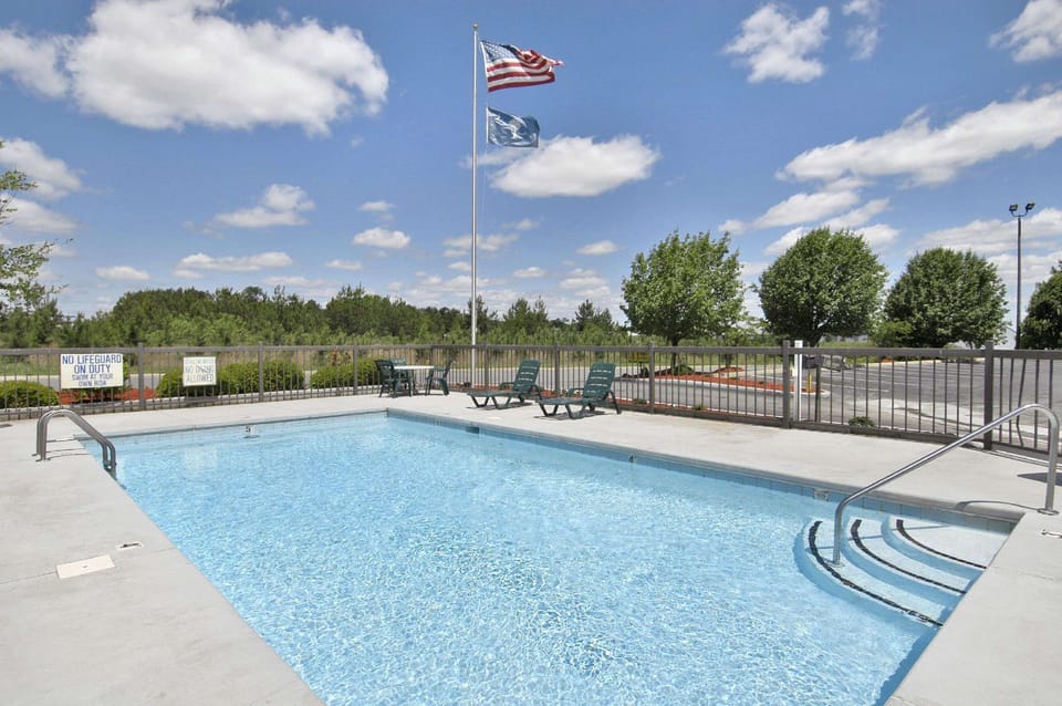 Swimming pool [outdoor]