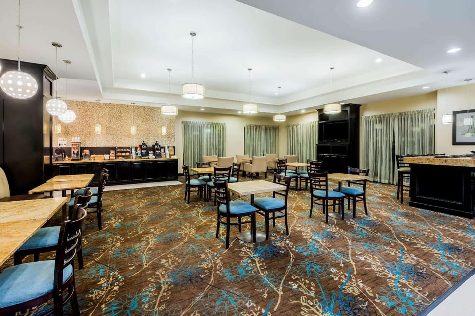 La Quinta Inn & Suites by Wyndham Marshall Hotel in Marshall
