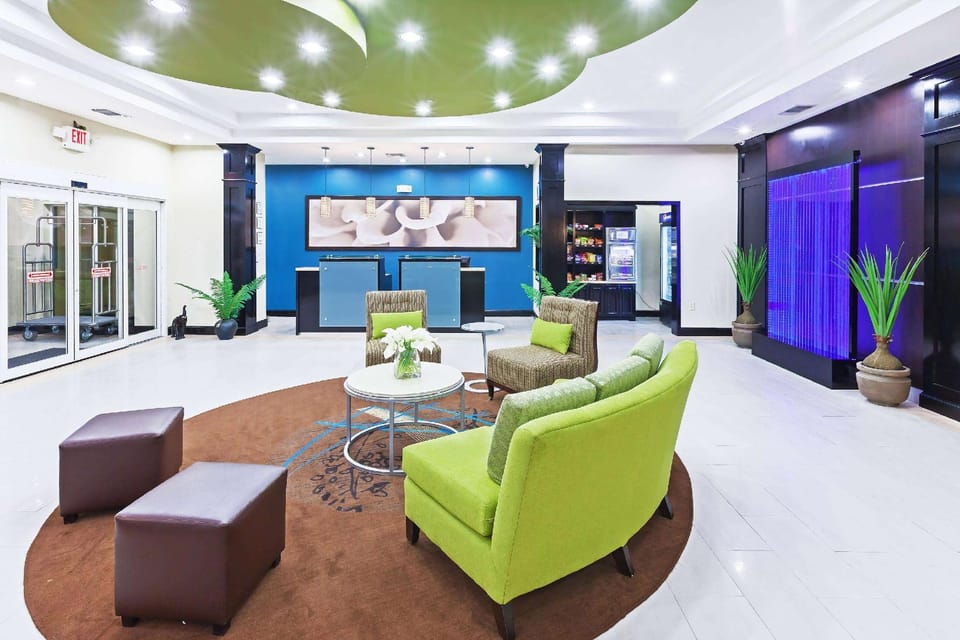 La Quinta Inn & Suites by Wyndham Marshall Hotel in Marshall