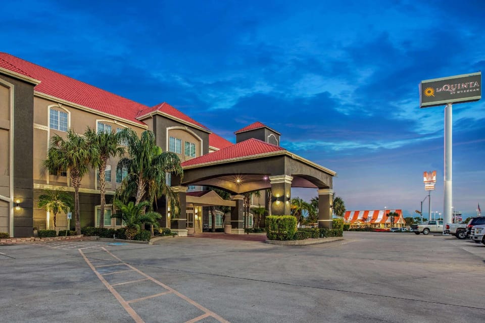 La Quinta Inn & Suites by Wyndham Corpus Christi Airport Hotel in Corpus Christi