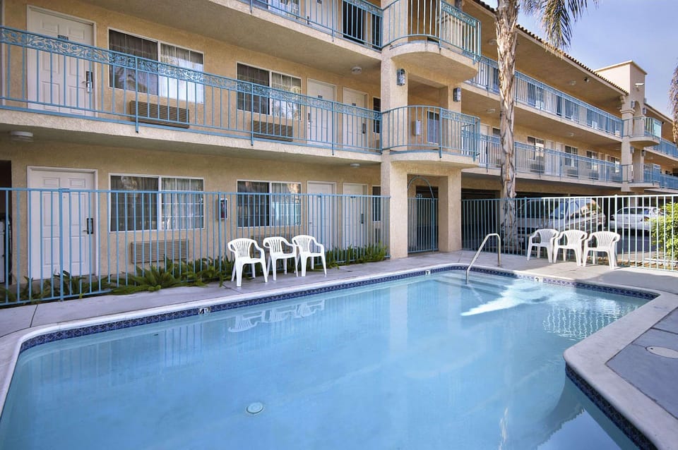 Swimming pool [outdoor]