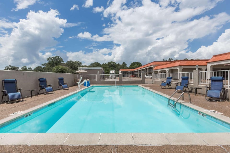Days Inn by Wyndham Pearl/Jackson Airport Hotel in Richland