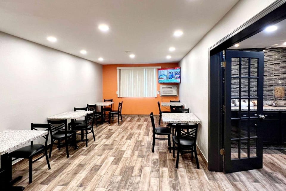 Super 8 By Wyndham Cedar Rapids Hotel in Cedar Rapids