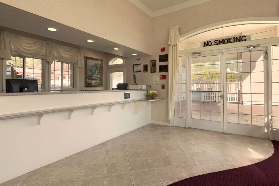 Travelodge by Wyndham Redding CA Hotel in Redding