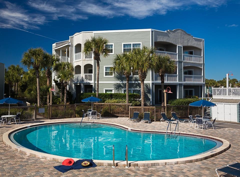 Swimming pool [outdoor]