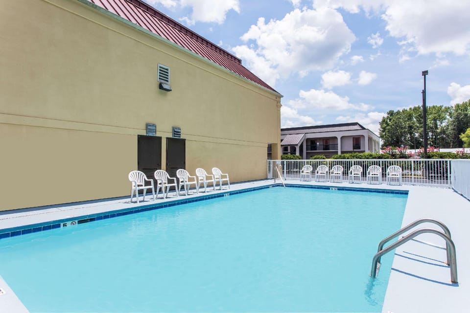 Swimming pool [outdoor]