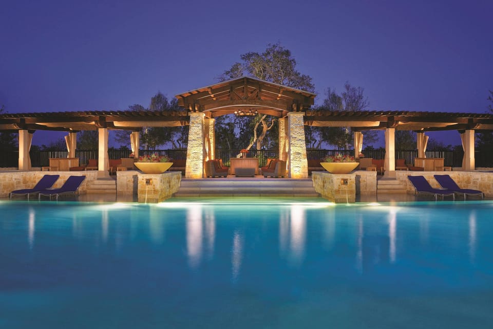 Swimming pool [outdoor]
