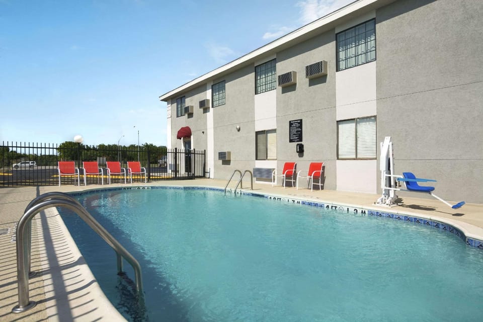 Super 8 By Wyndham Ardmore Hotel in Ardmore