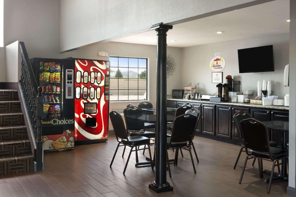 Super 8 By Wyndham Ardmore Hotel in Ardmore