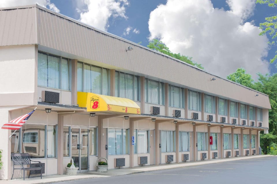 Super 8 By Wyndham Ashland Hotel in Ohio
