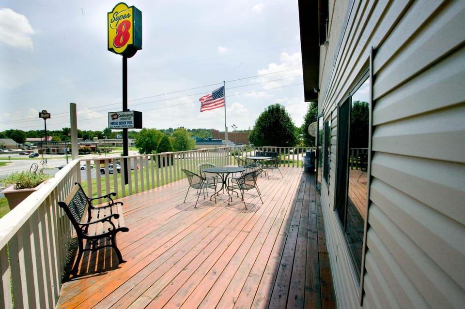Super 8 By Wyndham Van Buren/Ft. Smith Area Hotel in Arkansas