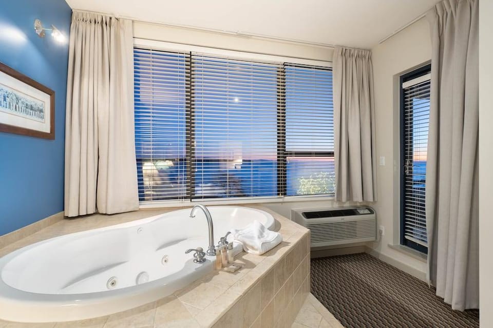 Ocean Promenade Hotel Hotel in White Rock