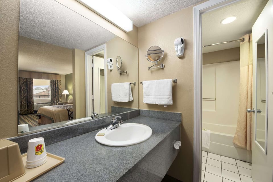 Super 8 By Wyndham Meridian Hotel in Meridian